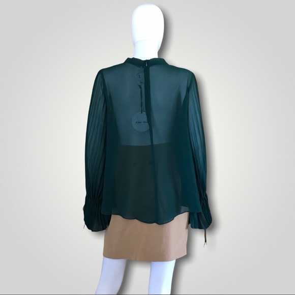Line & Dot Emerald Long Pleated Sleeve Top - Picture 4 of 5